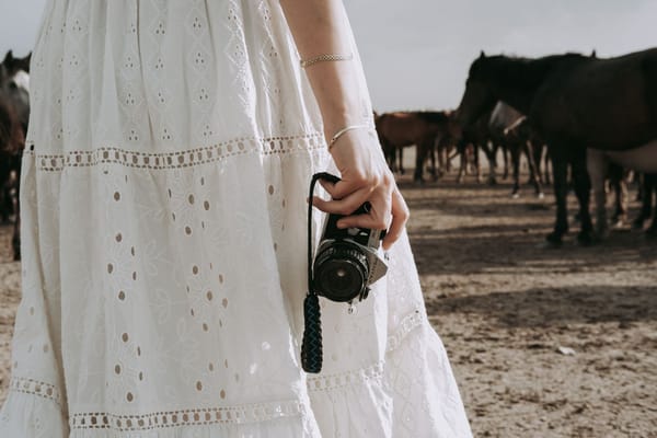 La mode Adlib d'Ibiza : d'où vient la mode blanche des Baléares ?
